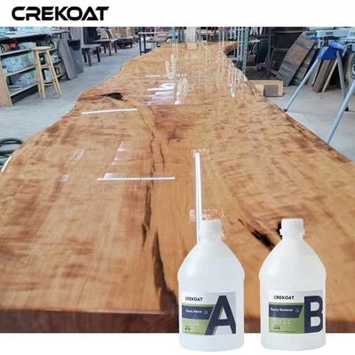 การโยนของเหลว คริสตัลใส Epoxy บนโต๊ะที่มีสีและสีหลากหลาย